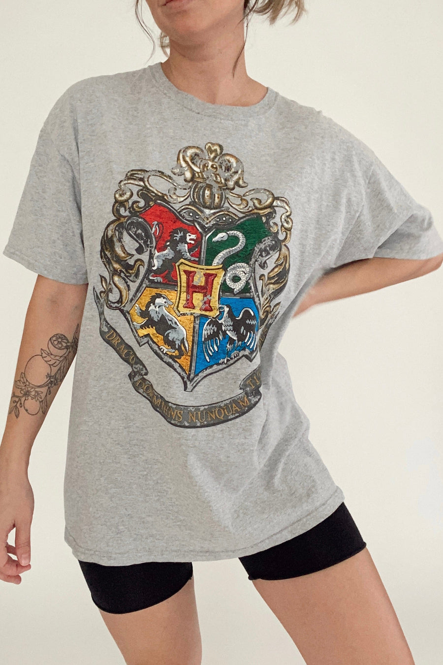 Preloved Hogwarts Crest Tee / L