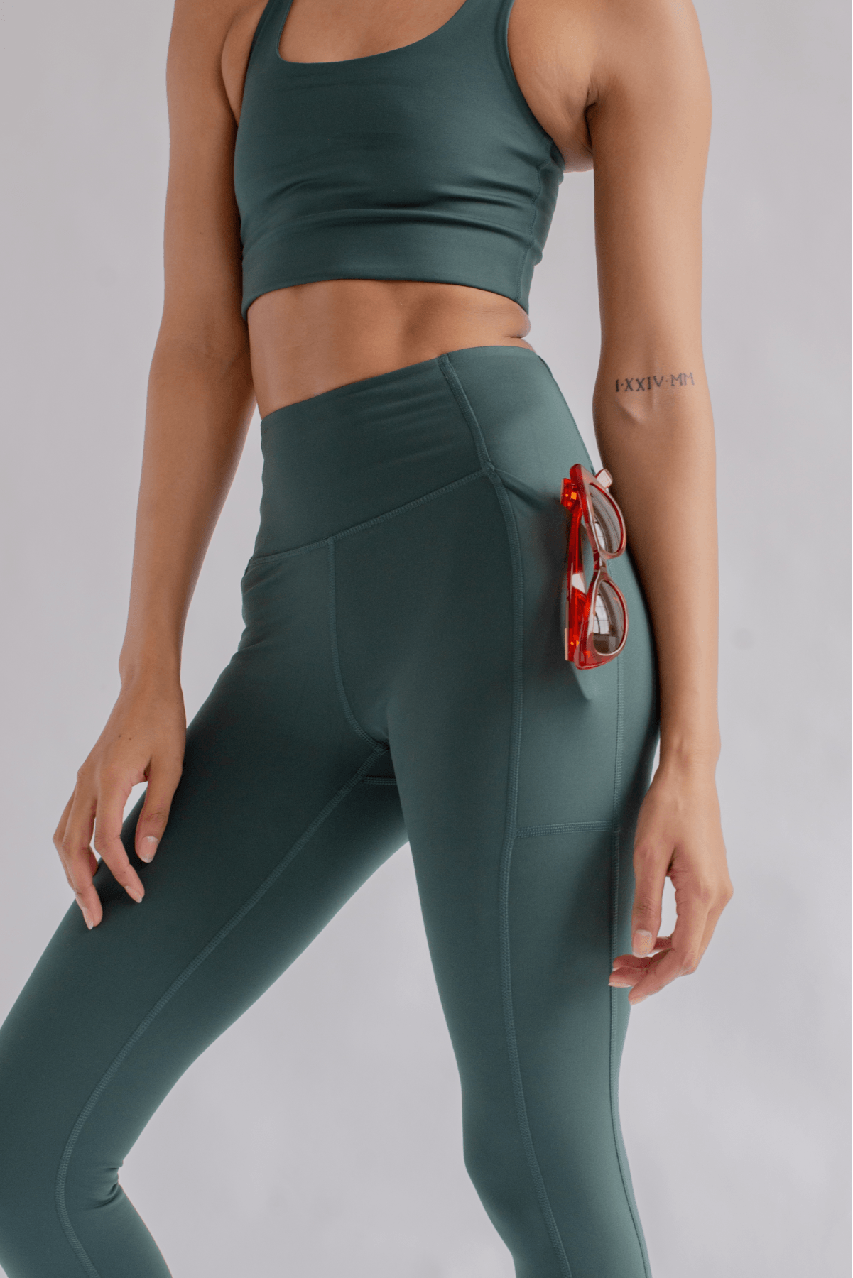 https://coutonic.com/cdn/shop/products/MossHigh-RisePocketLegging_5_2048x.png?v=1652833670